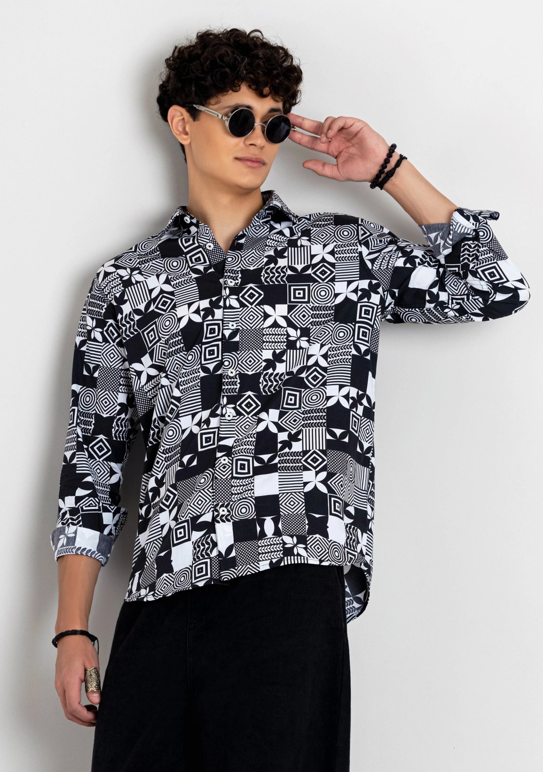 Black and White Regular Fit Men's Printed Cotton Shirt