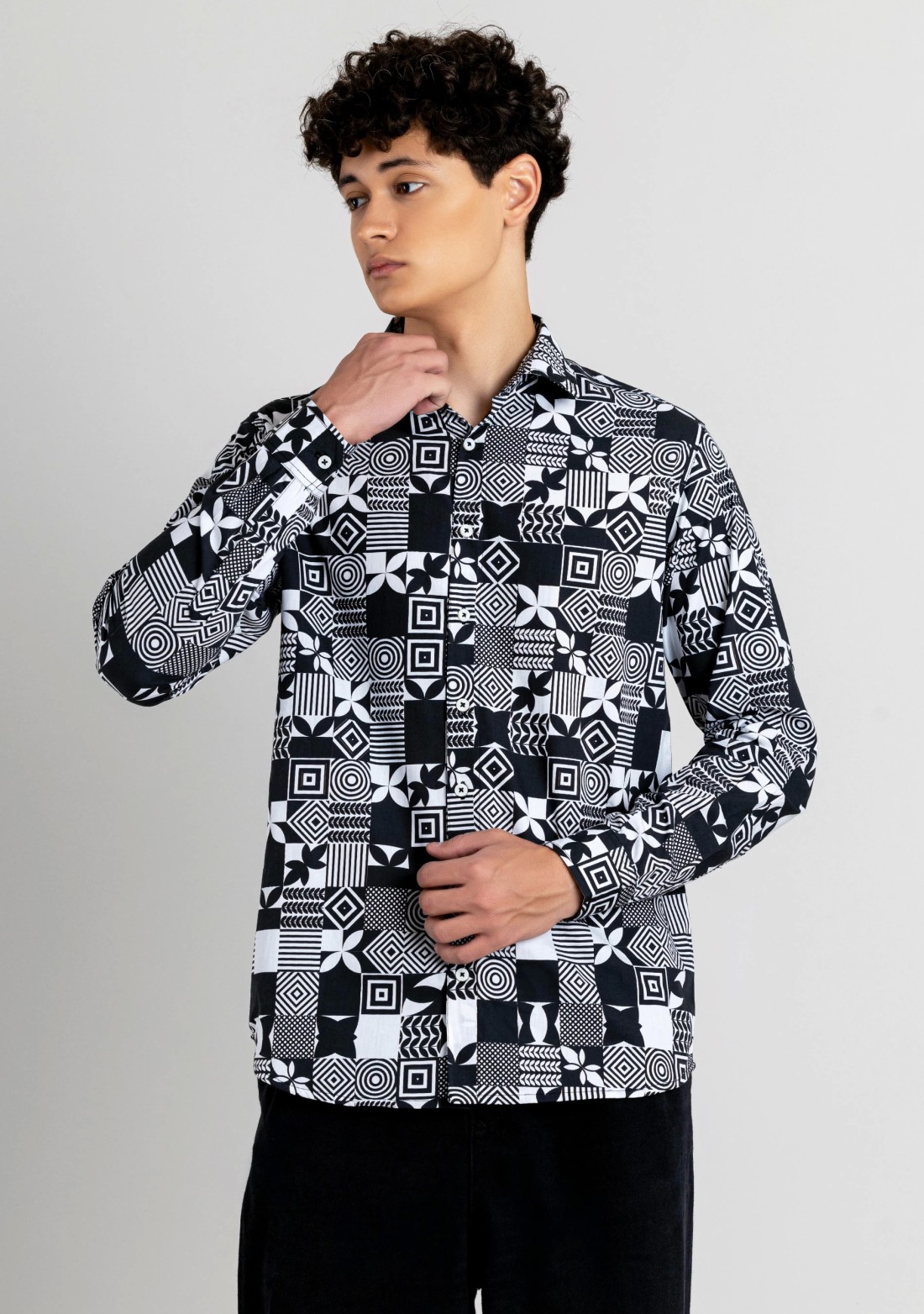 Black and White Regular Fit Men's Printed Cotton Shirt