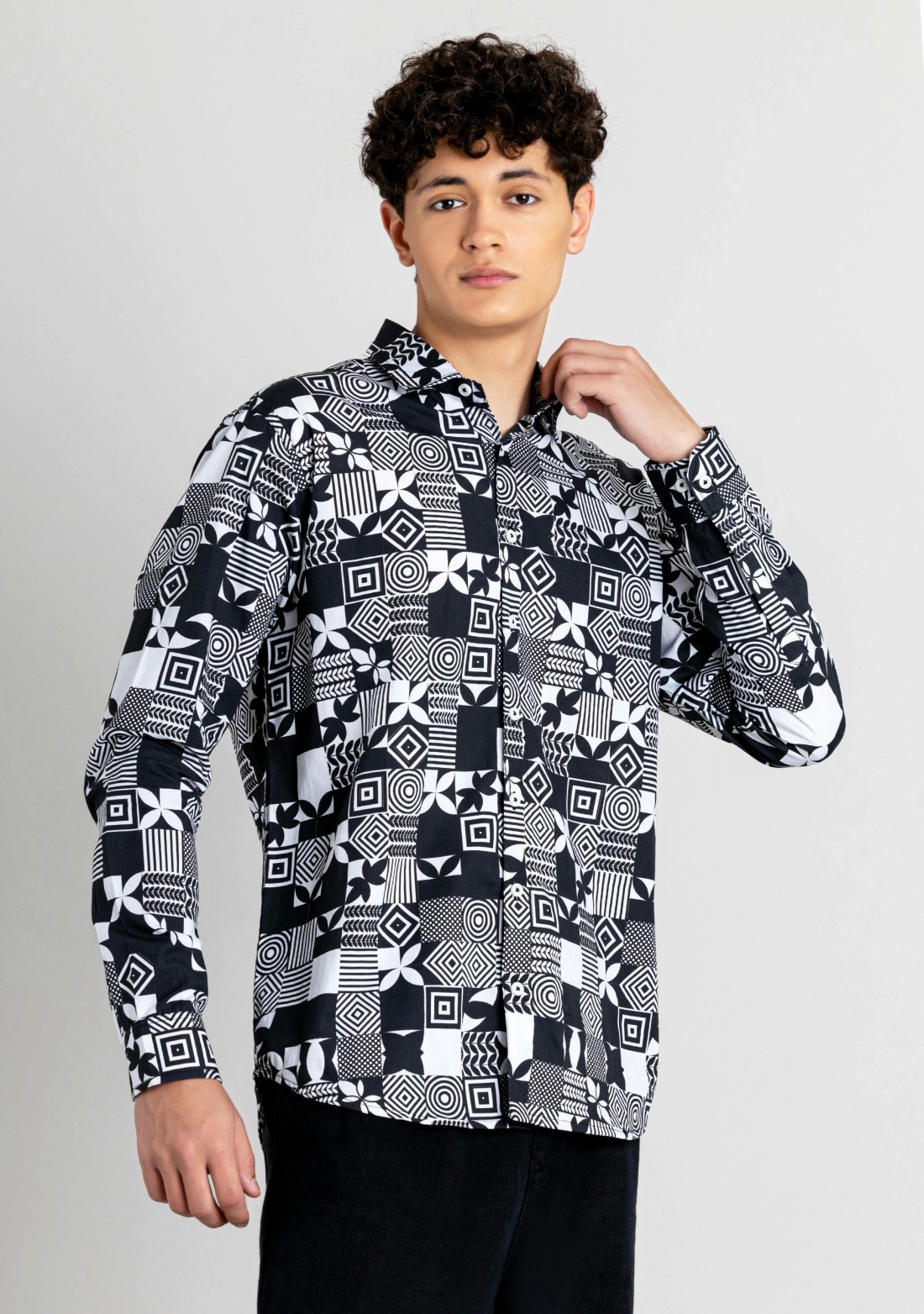 Black and White Regular Fit Men's Printed Cotton Shirt