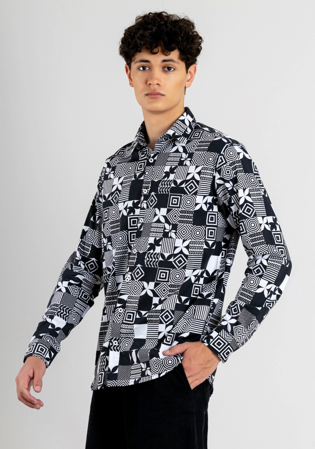 Black and White Regular Fit Men's Printed Cotton Shirt