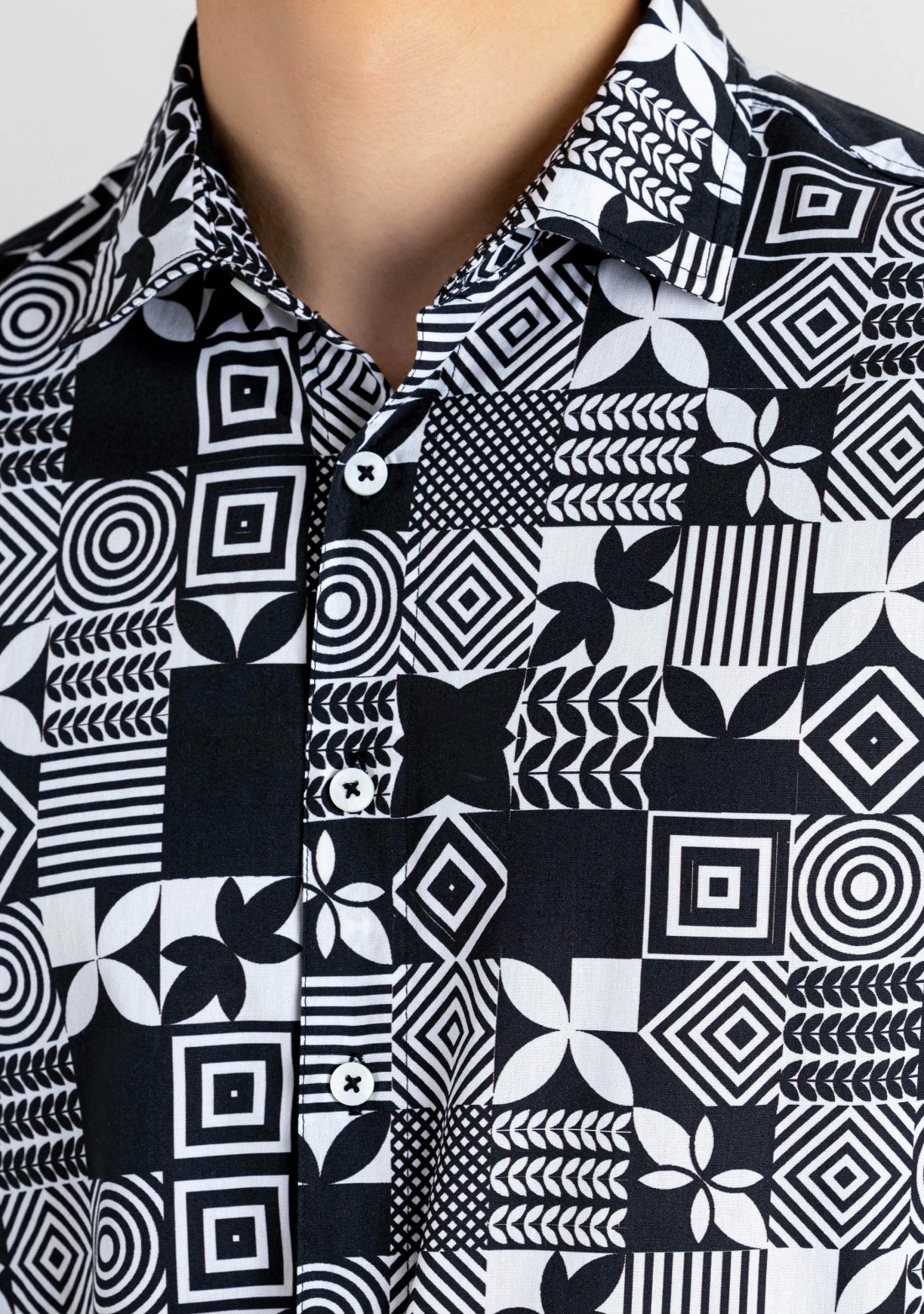 Black and White Regular Fit Men's Printed Cotton Shirt