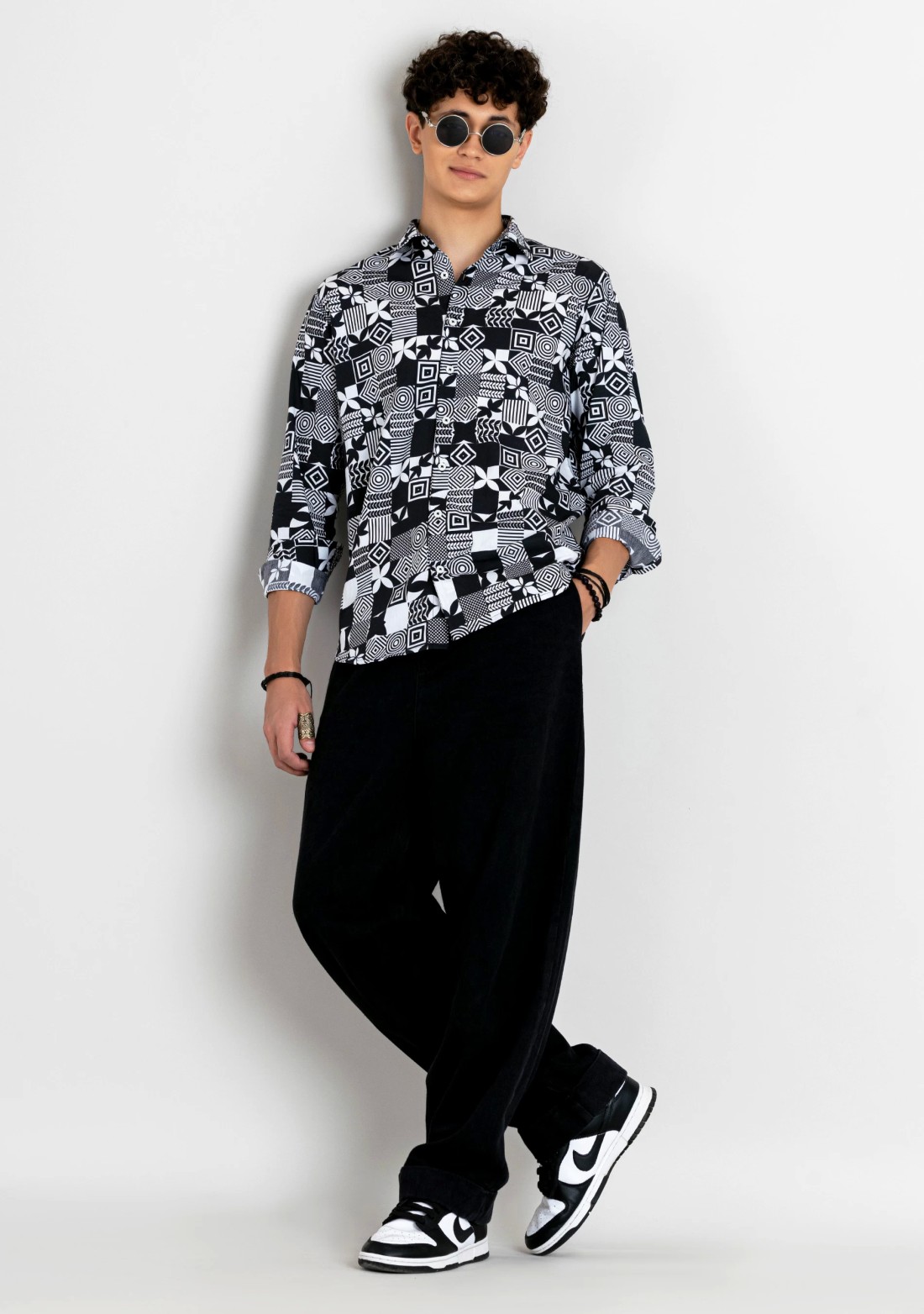 Black and White Regular Fit Men's Printed Cotton Shirt